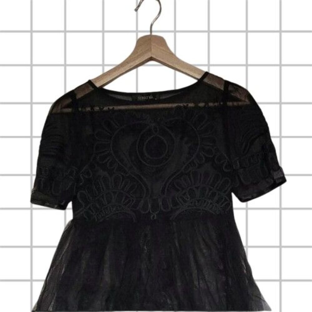 Elegant Black Mini Dress with Sleek Silhouette